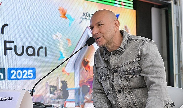 Demir Demirkan bu kez edebiyat sahnesinde hayranları ile buluştu