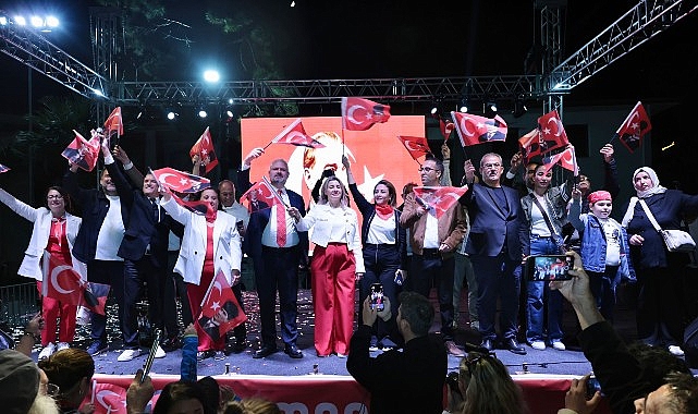 Menemen’de binler, Cumhuriyet sevgisiyle yürüdü