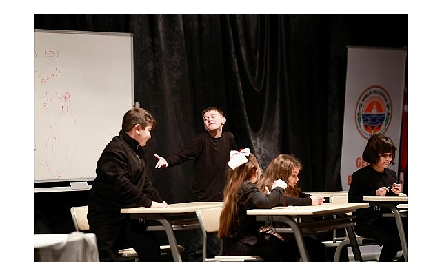 Çocuk Şenlikleri “Okulda Sıradan Bir Gün” Gösterisi İle Başladı