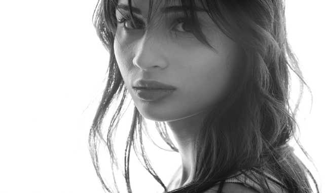 ÖYKÜ İNAL BİR YILDIZ GİBİ DOĞUYOR