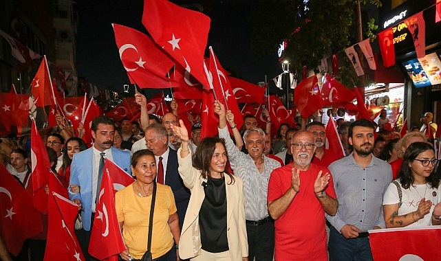 Karşıyaka Çarşısı 30 Ağustos’ta gelincik tarlasına dönüştü!