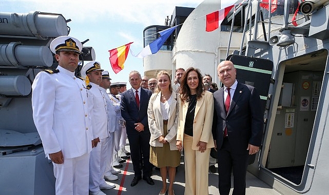 “Karşıyaka Gemisi”nde Zafer Bayramı coşkusu!