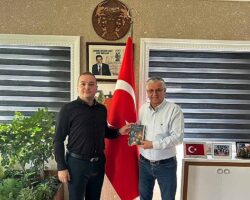 Balıca, yeni kitabını Başkan Topaloğlu’na takdim etti
