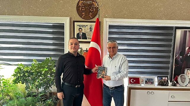Balıca, yeni kitabını Başkan Topaloğlu’na takdim etti