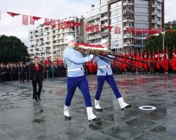 Cumhuriyet Bayramı kutlamaları çelenk sunma töreniyle başladı