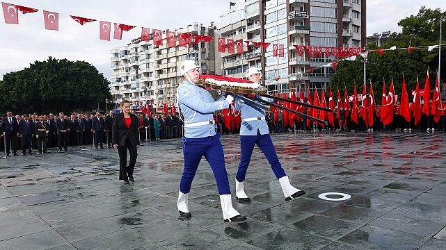 Cumhuriyet Bayramı kutlamaları çelenk sunma töreniyle başladı