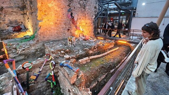 Cumhuriyet’in ışığı Tarihi Kıllıoğlu Hamamı’nda sanatla buluştu
