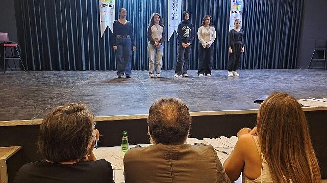 Genç İzmir’de tiyatro seçmelerine yoğun ilgi