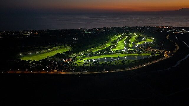 Gloria Golf Club’ta Golf Deneyimi Gün Batımından Sonra da Devam Ediyor