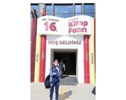 İrem, kitapların dünyasını işaret diliyle keşfetti