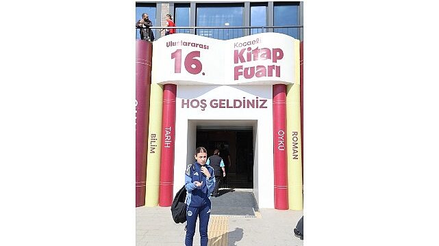 İrem, kitapların dünyasını işaret diliyle keşfetti