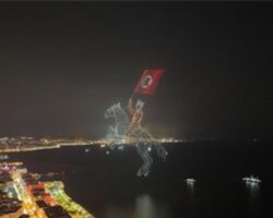İzmir’de Cumhuriyet coşkusu gökyüzüne taştı