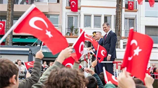 İzmir’de Cumhuriyet coşkusu meydanlara sığmadı