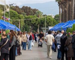 İzmir’in renkli festivali Kültürpark’ta kapılarını açtı