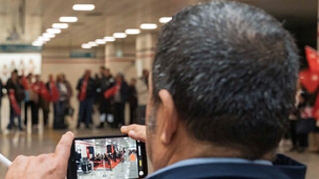 İzmir Metrosu’nu Cumhuriyet coşkusu sardı