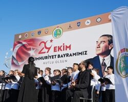 Karşıyaka’dan Öğrenciler, Halk Oyunları ve Çocuk Korosuyla Cumhuriyet Coşkusuna Ortak Oldu