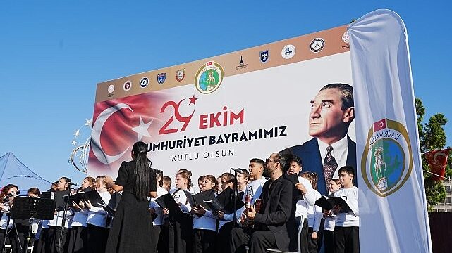 Karşıyaka’dan Öğrenciler, Halk Oyunları ve Çocuk Korosuyla Cumhuriyet Coşkusuna Ortak Oldu