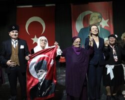 Konak’ın çınarlarından unutulmaz Cumhuriyet gösterisi