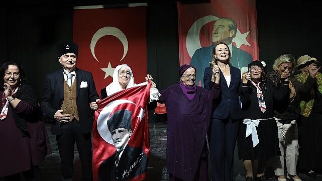 Konak’ın çınarlarından unutulmaz Cumhuriyet gösterisi