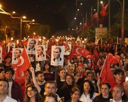 On binlerce Antalyalı Cumhuriyet için yürüdü