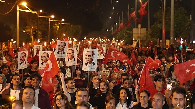 On binlerce Antalyalı Cumhuriyet için yürüdü