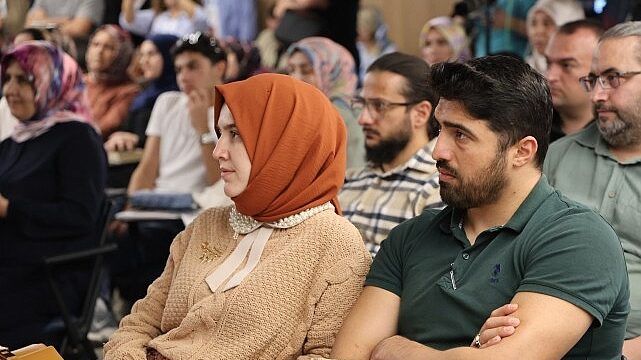 Yenişehirlioğlu, Kocaeli Kitap Fuarı’nda konuştu;  “İnsan, özünden uzaklaştığında kaybolur”
